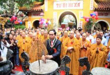 Chủ tịch nước dâng hương trong lễ Phật đản