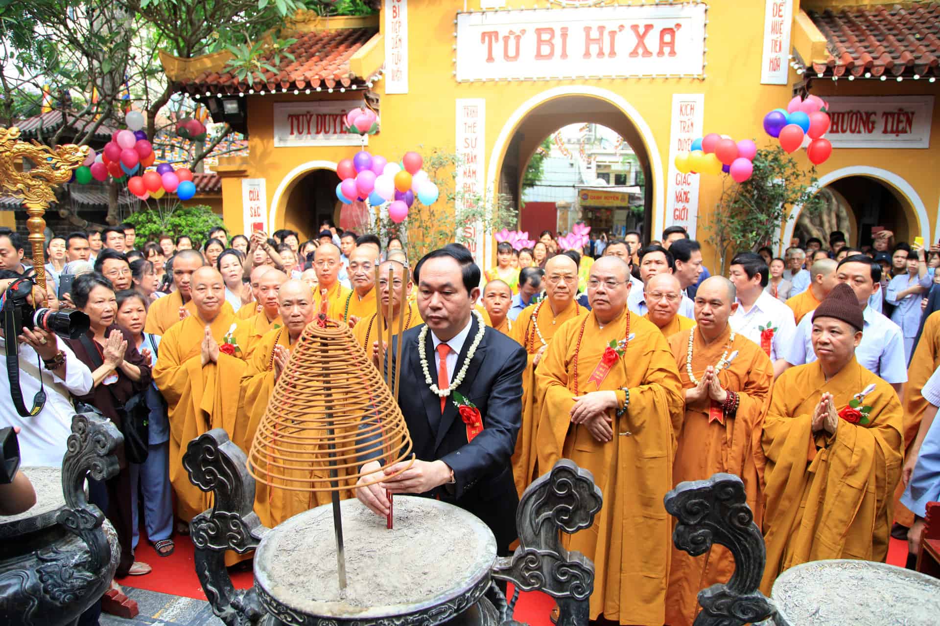 Chủ tịch nước dâng hương trong lễ Phật đản