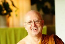 Thiền sư Ajahn Brahm là ai? Tiểu sử cuộc đời và những đóng góp của ngài cho Phật giáo